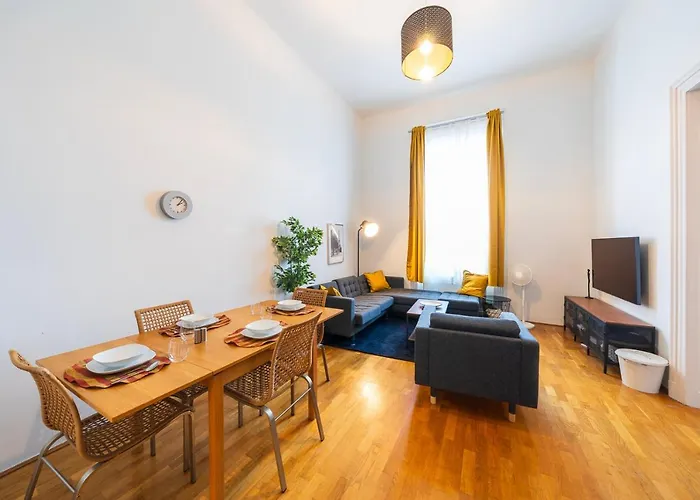 Shining Bright Two Bedroom Next To Andrassy Ave Appartamento