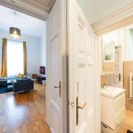 Shining Bright Two Bedroom Next To Andrassy Ave Apartmán