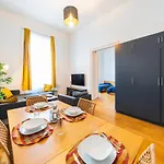 アパート Shining Bright Two Bedroom Next To Andrassy Ave *