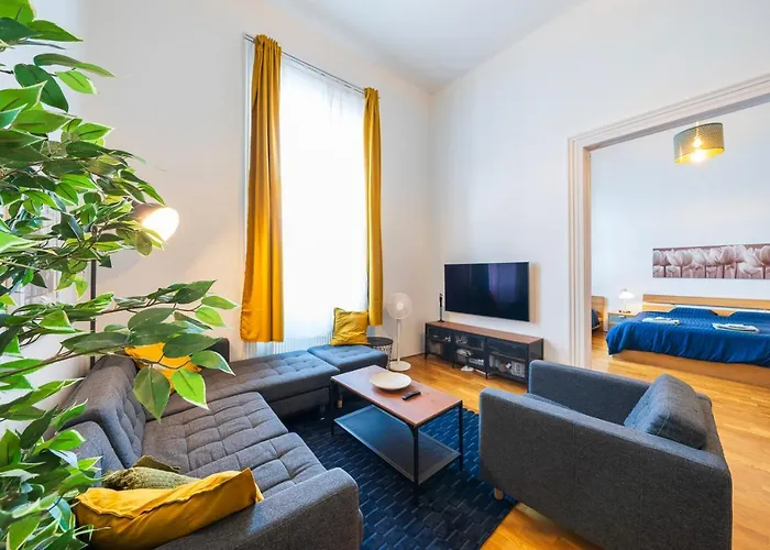 Shining Bright Two Bedroom Next To Andrassy Ave شقة