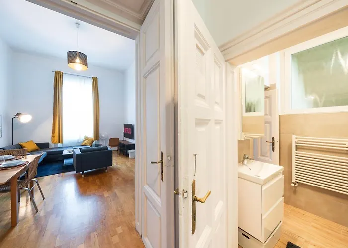 Shining Bright Two Bedroom Next To Andrassy Ave شقة