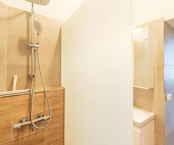 شقة Shining Bright Two Bedroom Next To Andrassy Ave بودابست