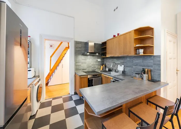 Shining Bright Two Bedroom Next To Andrassy Ave شقة